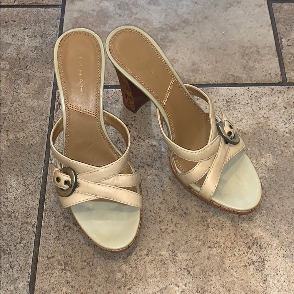 EUC!! Tahari nude sandal 👡 size 8